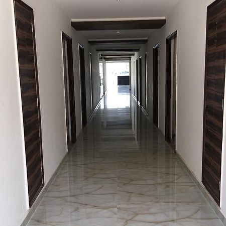 Townhouse Oak 46940 Hotel Vrindavan Sultānpur Eksteriør billede