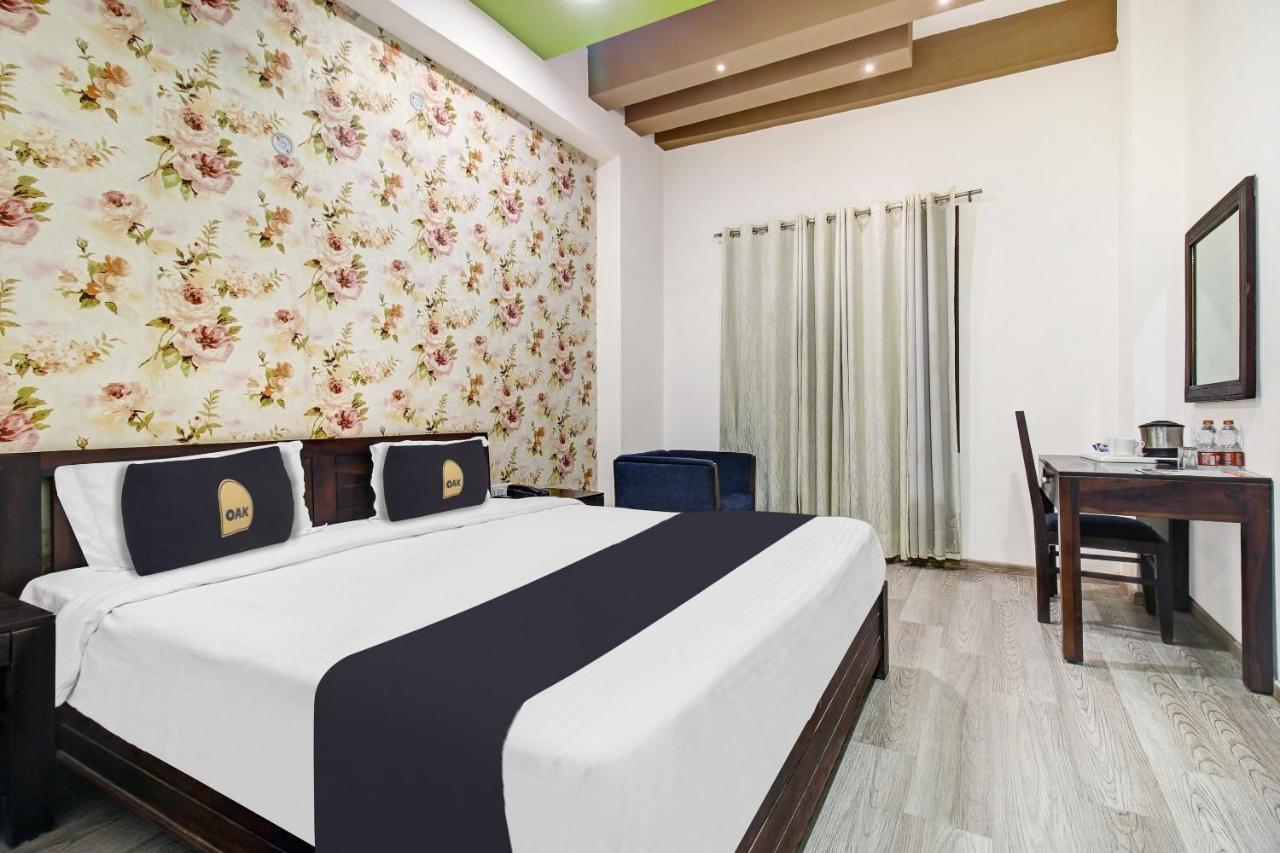 Townhouse Oak 46940 Hotel Vrindavan Sultānpur Eksteriør billede