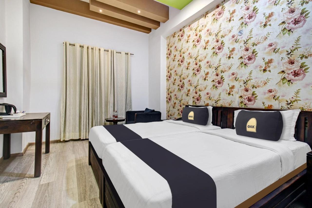Townhouse Oak 46940 Hotel Vrindavan Sultānpur Eksteriør billede