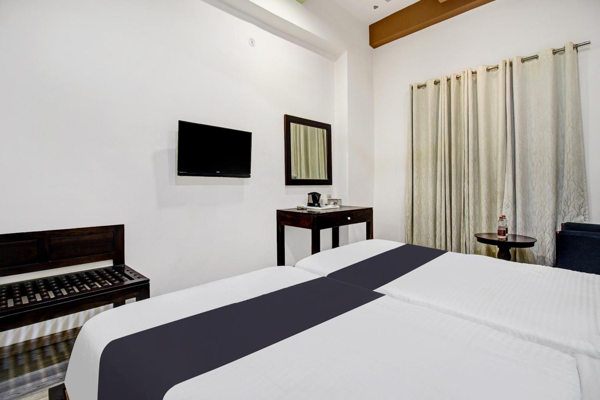 Townhouse Oak 46940 Hotel Vrindavan Sultānpur Eksteriør billede