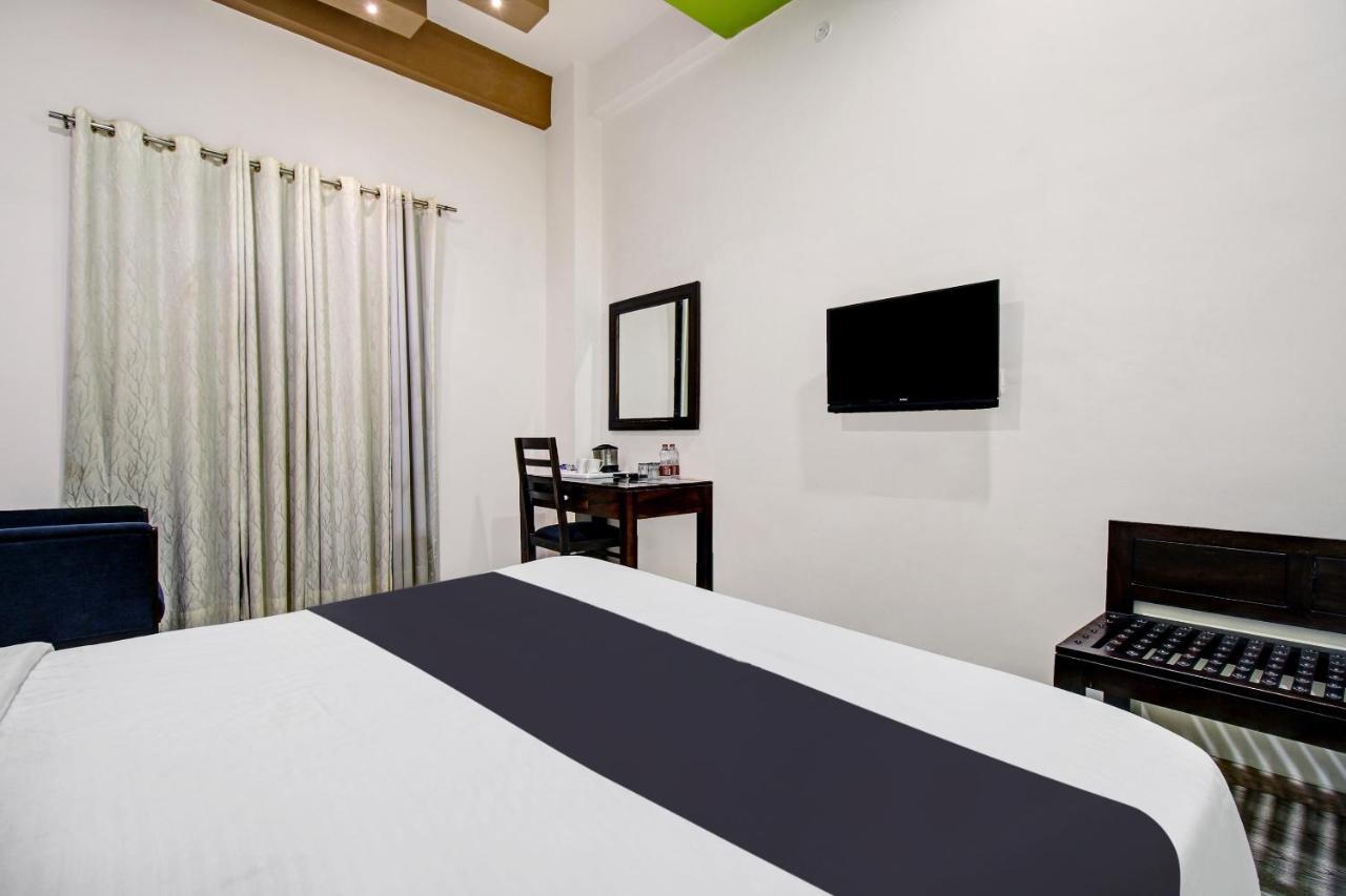 Townhouse Oak 46940 Hotel Vrindavan Sultānpur Eksteriør billede